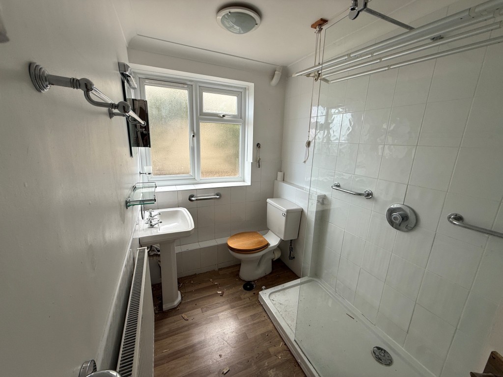 Lot: 157 - FLAT FOR IMPROVEMENT - Shower room
